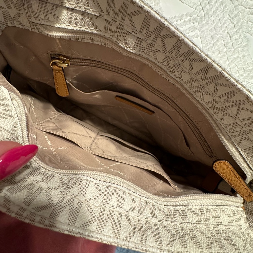 Micheal Kors - Picture 3 of 4